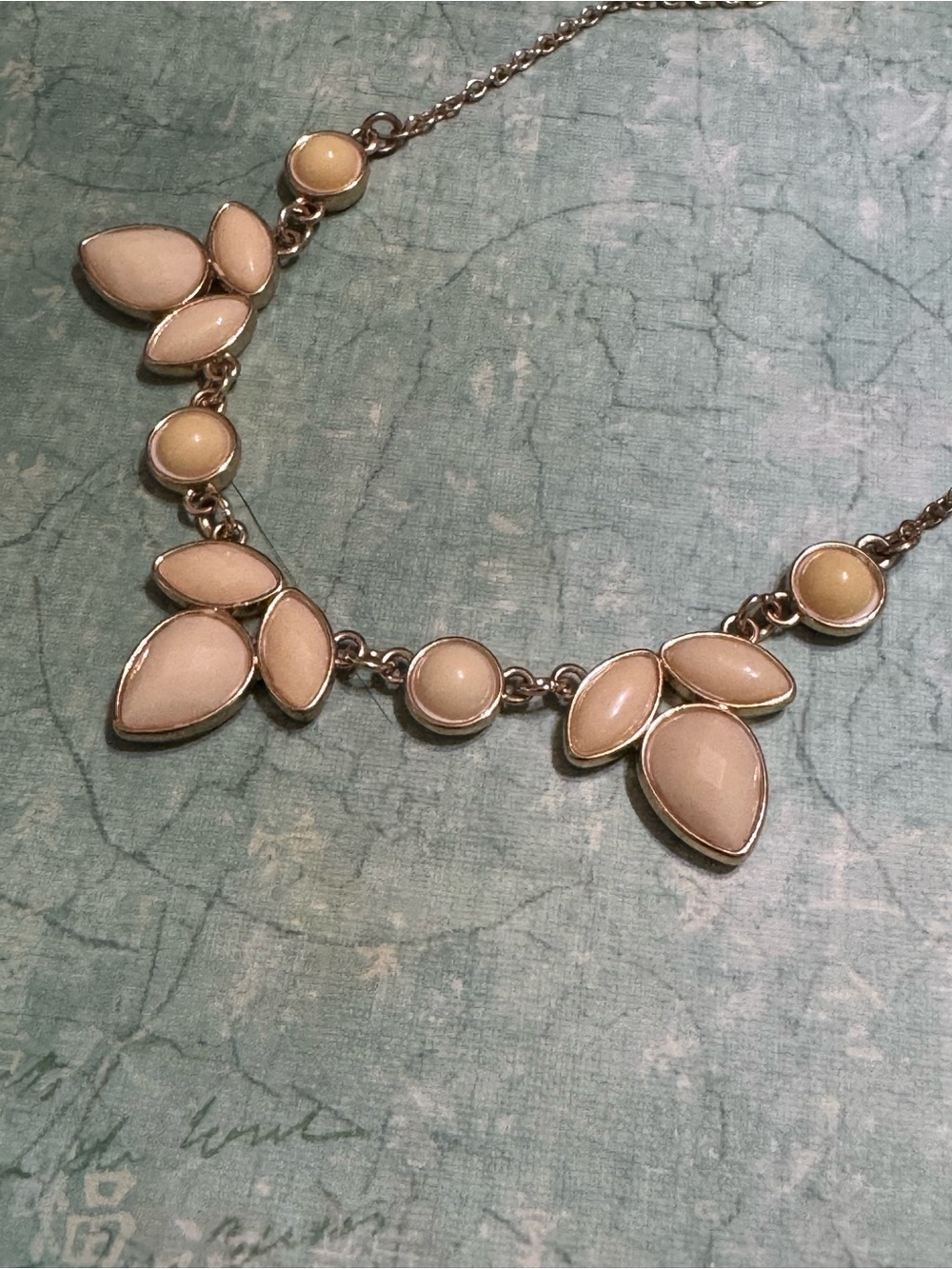 LIZ CLAIBORNE GOLD TONE AND CREAM NECKLACE
